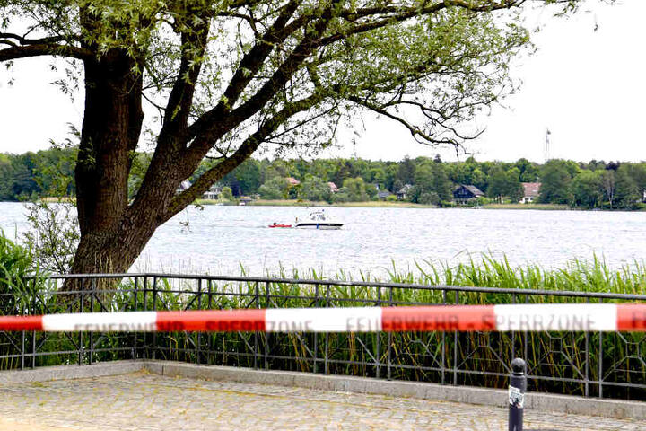 Ein Flatterband wurde vor dem Neuruppiner See aufgespannt.