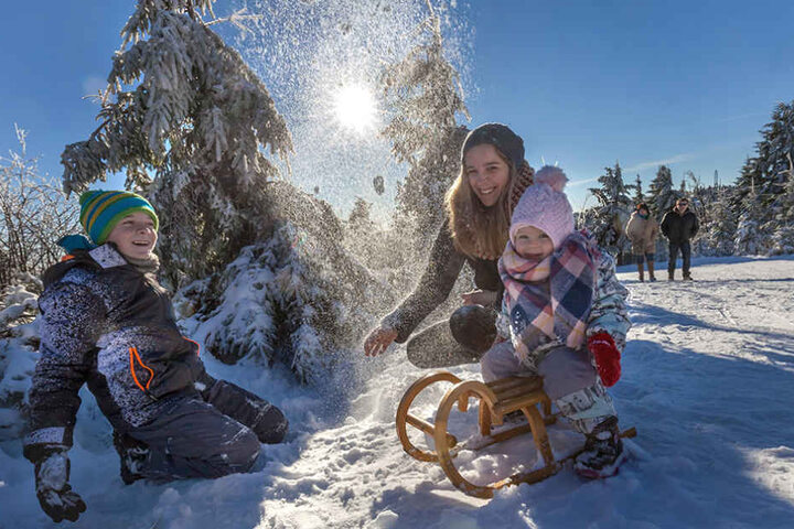Spaß im Schnee: Auf dem Fichtelberg ging das auch am Freitag schon.