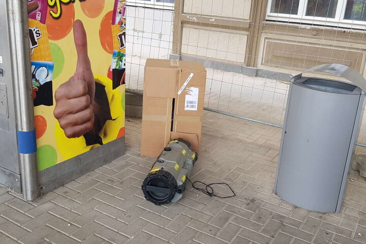 In dem verdächtigen Pappkarton befand sich ein alter Ghettoblaster eines offenbar frühzeitig entlassenen Häftlings der JVA Bautzen.