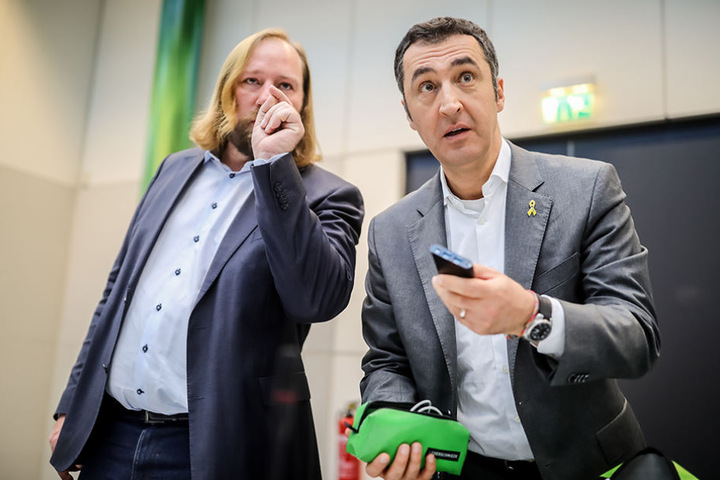 Cem Özdemir (r), Bundesvorsitzender von Bündnis 90/Die Grünen, spricht neben Grünen Fraktionschef Anton Hofreiter in Berlin vor Beginn der Sitzung der Grünen Bundestagsfraktion.