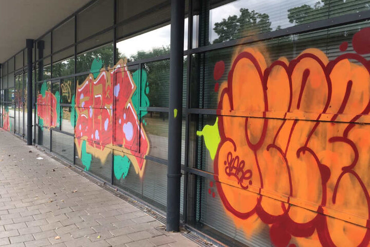 Am Donnerstagmorgen hatten Mitarbeiter die Schmierereien bemerkt.