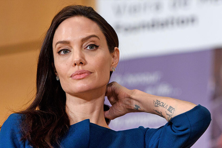 Angelina Jolie soll schockiert sein, dass sich Brad Pitt und Jennifer Aniston wieder treffen.