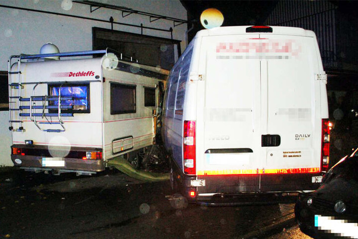 Einen entgegenkommenden VW Lupo rammte der Lkw, als er auf die Gegenfahrbahn geschleudert wurde.