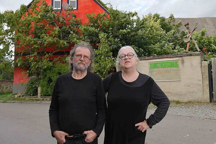 Wollen jetzt mit Hilfe von Stiftungsgeldern ihr Grundstück für 250 000 Euro zurückkaufen: die Künstler Sigrid Koerner (62) und Uwe Piller (63) vor ihrem "Kunsthof Gohlis".