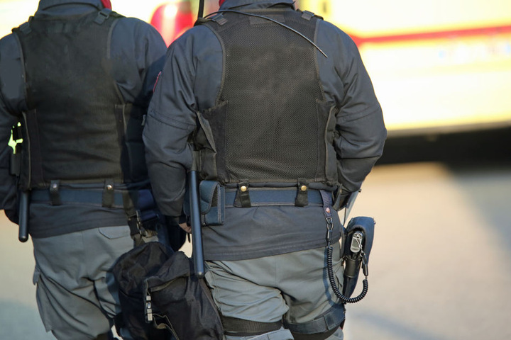 450 Polizisten durchsuchten daher am Mittwoch und Donnerstag 28 Häuser in Berlin, Brandenburg und Niedersachsen (Symbolbild).