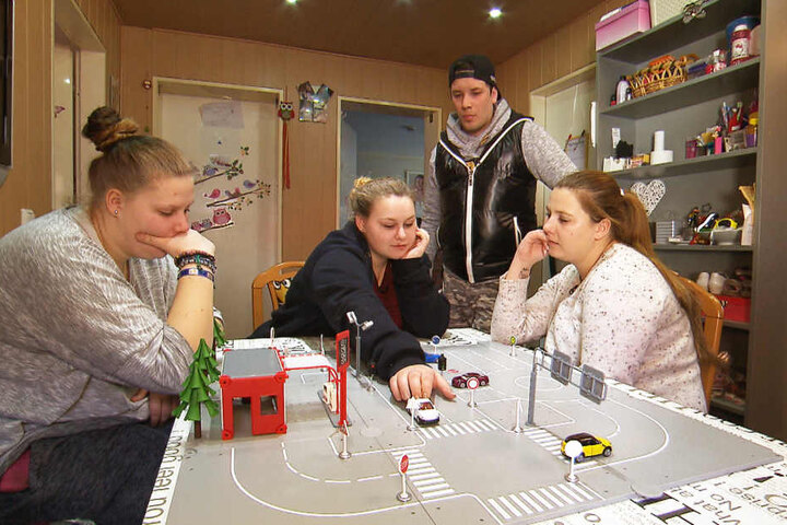 Auch die Theorie will gelernt sein: Lavinia (li.), Sarah-Jane (m.) und Sarafina (re.) tauchen mit Flo in die Geheimnisse des Straßenverkehrs ein.