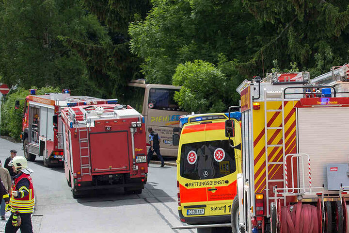 Polizei, Rettungskräfte und der Notarzt eilten zum Unfallort.