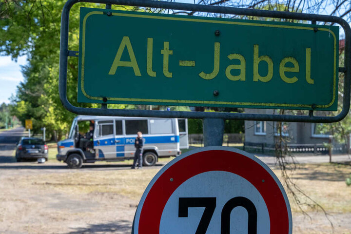 Polizisten sperren die Zufahrt zum noch immer evakuierten Ort Alt Jabel.