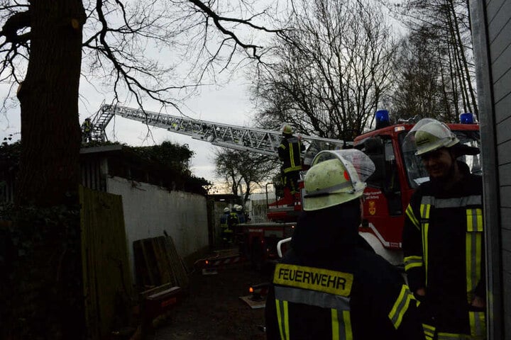 Die Feuerwehr überprüfte das Dach nach eventuellen Glutnestern.