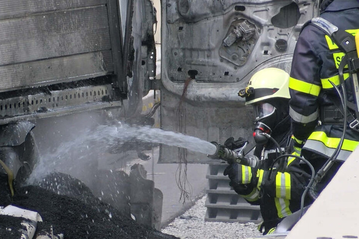 Tapfer löscht ein Feuerwehrmann die letzten Glutnester.