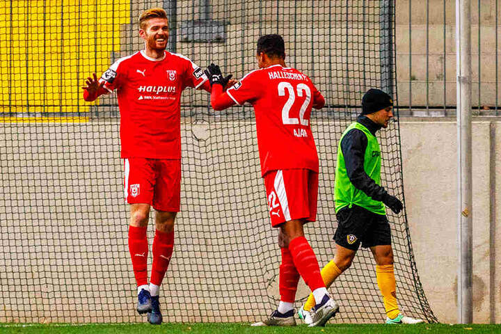 Ein echtes Dream-Team! Mathias Fetsch (l.) bedankte sich bei seinem Kollegen Marvin Ajani (M.), der ihm zwei der drei Tore vorbereitete.