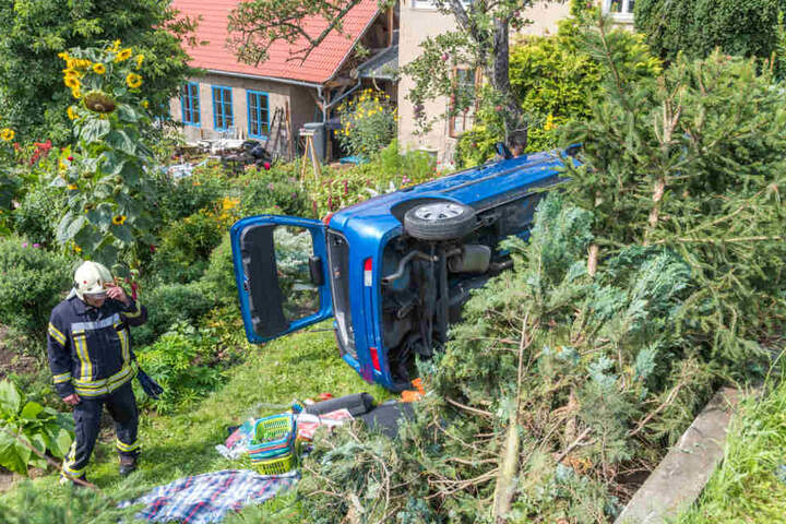 Das Auto verkeilte sich an einem Obstbaum.