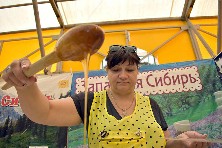 Natalia arbeitet beim Honig-Jahrmarkt in Moskau an einem Verkaufsstand für einen Imkerbetrieb aus Sibirien. Doch das massenhafte Bienensterben besorgt viele Russen: Sie lieben Honig!