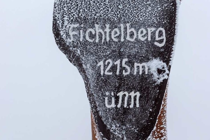 Eis und Schnee haben den 1215 Meter hohen Fichtelberg mit einer weißen Schicht überzogen.