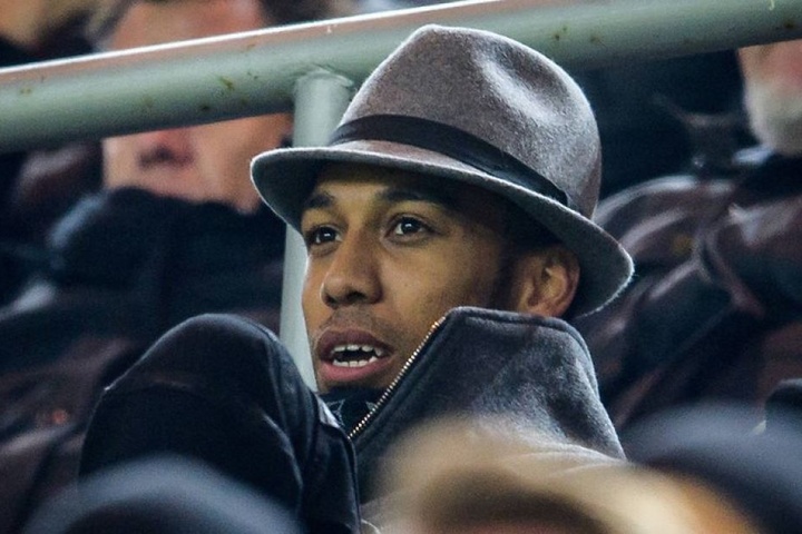 Dortmunds Sturm-Star Pierre-Emerick Aubameyang sah sich das Spiel der Dortmunder von der Tribüne aus an.