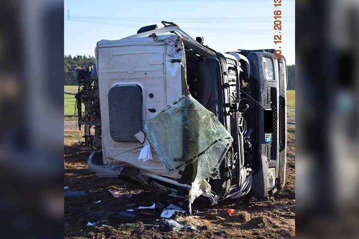 Der Müllwagen und der Triebwagen fingen Feuer und mussten gelöscht werden.