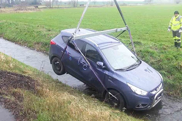 Der Fahrer kam mit seinem Wagen von der glatten Straße ab und landete im Bach.