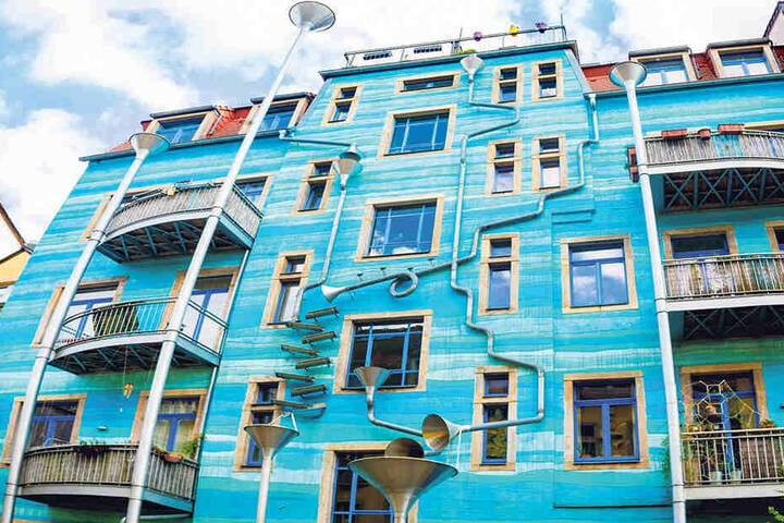 Wenn's regnet, klingt's: Die Kunsthofpassage hat sich zum Touristenmagnet entwickelt.