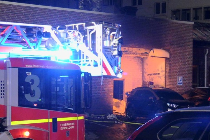 Beim Eintreffen der Feuerwache schlugen große Flammen aus einem Müllraum des Autohauses.