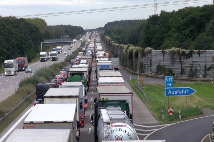Auch zehn Stunden nach dem ersten Unfall bilden die Auto- und Lkw-Fahrer auf der A2 bei Magdeburg keine Rettungsgasse. Sollte wieder ein Unfall passieren, gibt es wieder kein Durchkommen für die Rettungskräfte.