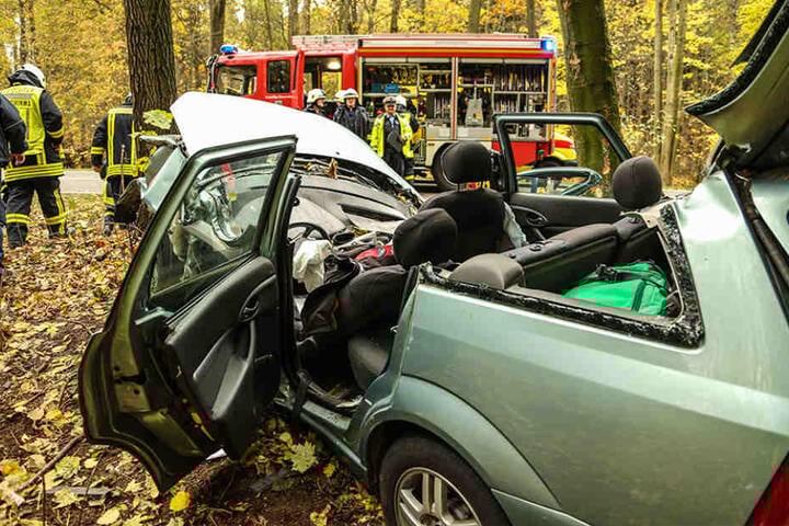 Ein Ford kam von der Straße ab und knallte gegen einen Baum.