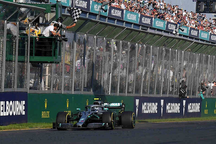 Valtteri Bottas hat im Mercedes den Saisonauftakt der Formel 1 gewonnen. Der 29 Jahre alte Finne verwies am vergangenen Sonntag beim Großen Preis von Australien Weltmeister und Teamkollege Lewis Hamilton mit einem überraschend deutlichen Vorsprung auf den