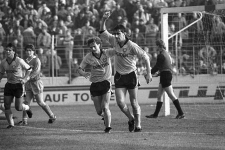 Torsten Gütschow mit Ralf Minge (re.), links im Bild Ulf Kirsten.
