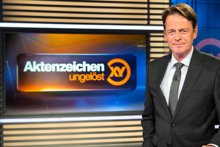 ZDF-Moderator Rudi Cerne im Studio der Sendung "Aktenzeichen XY ... ungelöst".