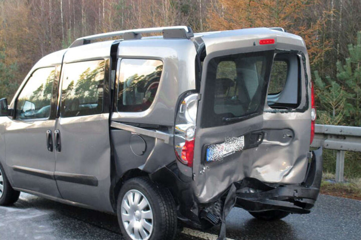 Der Rentner fuhr auch auf dieses Auto auf.
