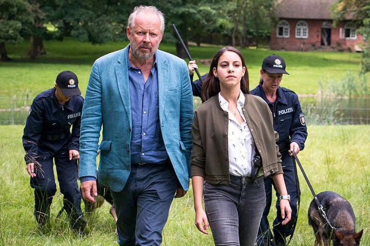 Klaus Borowski (Axel Milberg, 62) muss endlich nicht mehr alleine auf Mörderjagd gehen: Mila Sahin (Almila Bagriacik, 28) unterstützt ihn.
