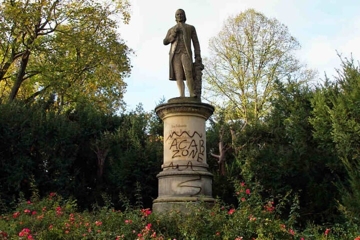 Das Denkmal steht in der Nähe der Hochheimer Straße.