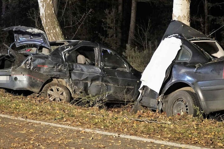 Einer der Wagen wurde bei dem Unfall komplett zerrissen.