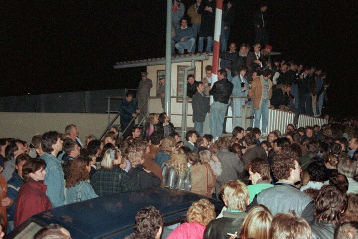 In der Nacht vom 9. auf den 10. November 1989 strömen die Menschen über einen Grenzübergang nach West-Berlin.