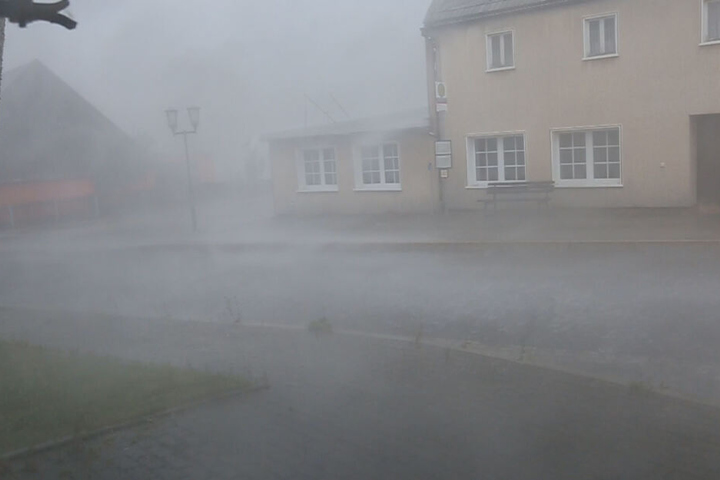 Am Sonntag zog ein heftiges Gewitter mit Starkregen über das Erzgebirge.