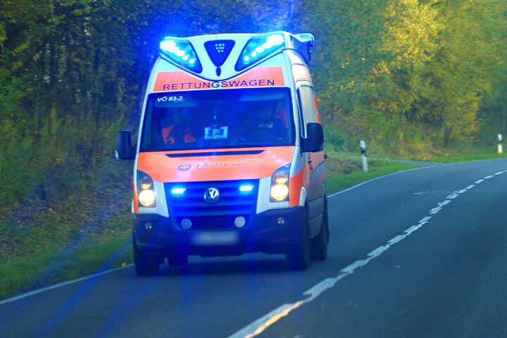 Ein Motorradfahrer wurde am Sonntag übersehen und musste schwer verletzt ins Krankenhaus gebracht werden. (Symbolbild)