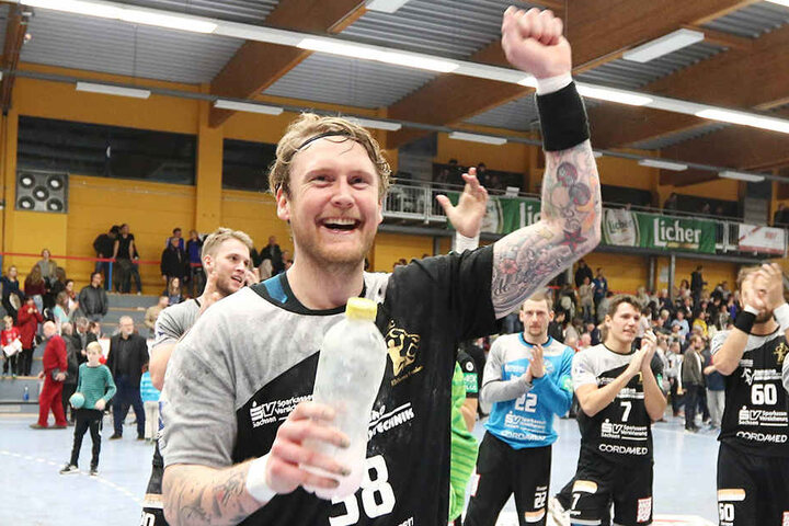 HCE-Spieler Henning Quade bejubelt den ersten Auswärtssieg der Saison.