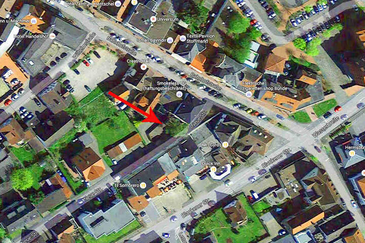 In diesen Hinterhof raste der 46-Jährige mit seinem VW Passat. Dabei verletzte er fünf Personen.