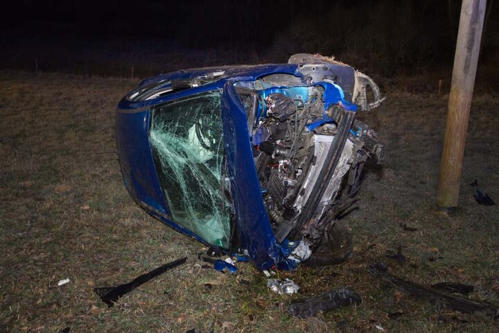 Die Front des Peugeot wurde bei dem Crash völlig zerstört.