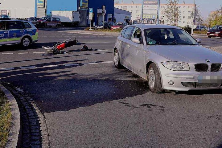 Das Moped war gegen die Beifahrerseite des BMWs geknallt.