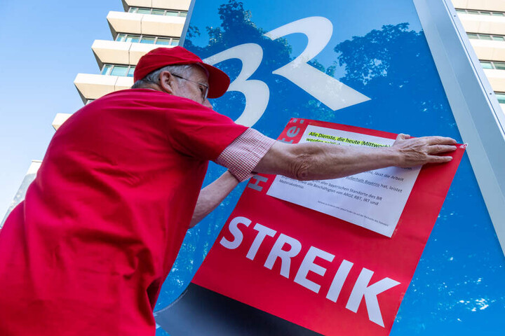 Ein Plakat mit der Aufschrift "Streik" wird vor dem Funkhaus des bayerischen Rundfunk aufgehängt