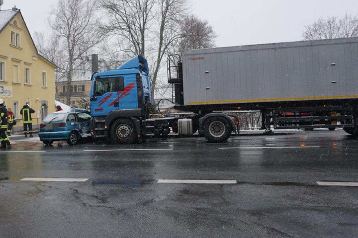 Der Fahrer des Autos wurde verletzt.
