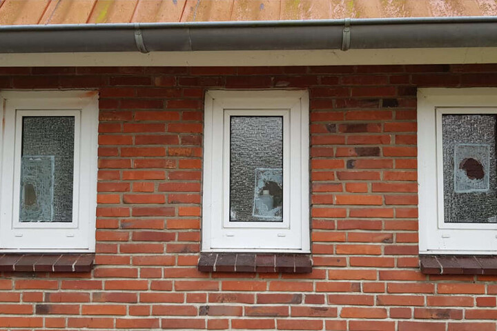 Mehrere Scheiben des Polizeireviers wurden eingeworfen.