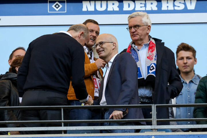 Peter Tschentscher (SPD, Mitte), Erster Bürgermeister von Hamburg, spricht mit Gästen auf der Tribühne.