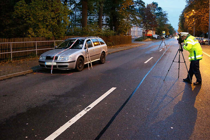 Die Frau lief direkt vor den Skoda und wurde in den Gegenverkehr geschleudert.