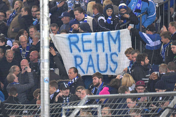 Die ersten Fans fordern schon mit Plakaten den Rausschmiss des DSC-Trainers.