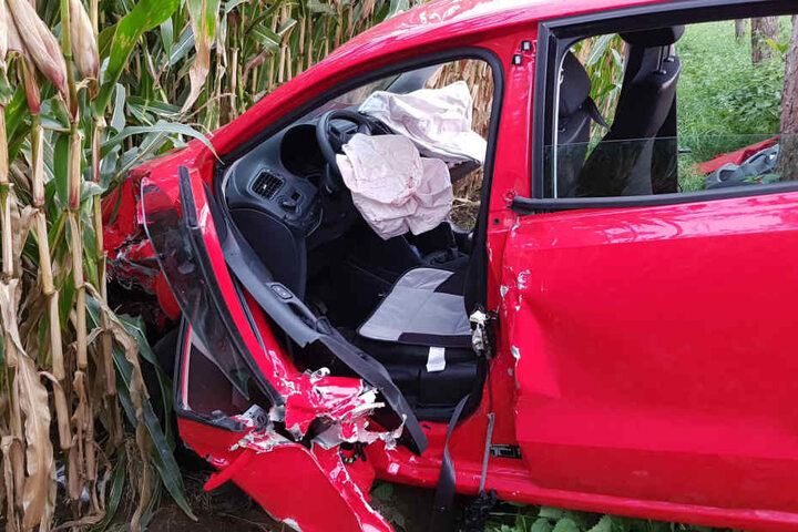 Beim Crash wurden drei Menschen schwer verletzt.