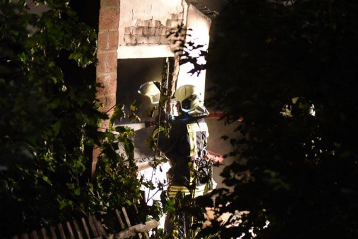 Indes bekämpften die Feuerwehrleute den Brand.
