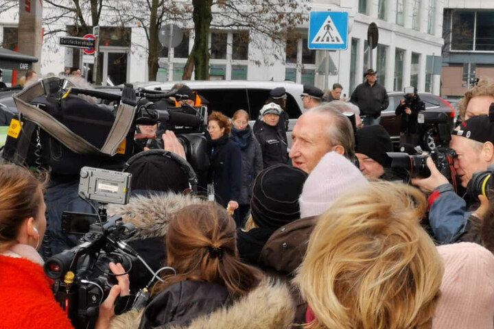 Schauspieler und Komiker Mike Krüger wird von der Presse belagert.