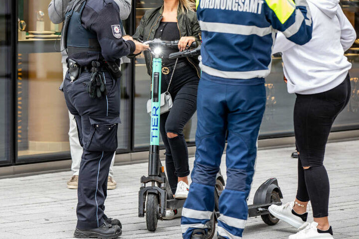 Beamte des Ordnungsamtes Kontrollieren zwei Frauen mit E-Scootern. (Archivbild)