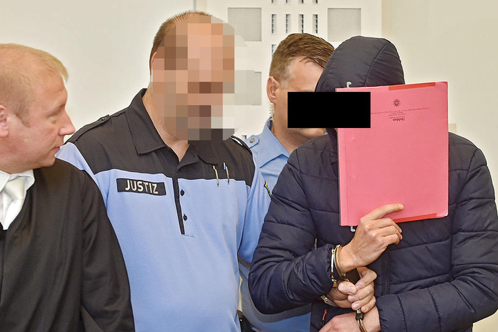 Der Angeklagte Radouan K. (27) wird ebenfalls in Handschellen in den Gerichtssaal geführt.